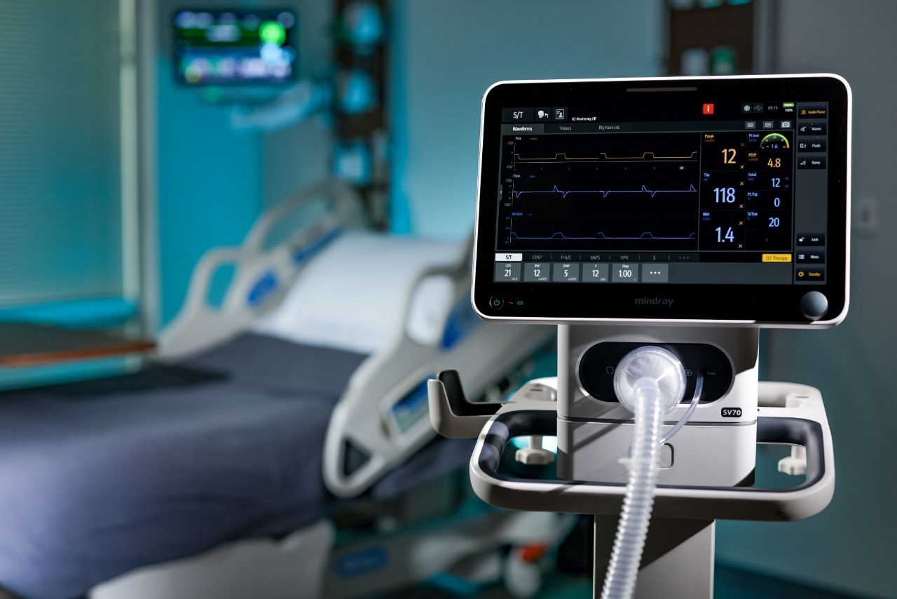 Mindray ventilator with waveform monitor